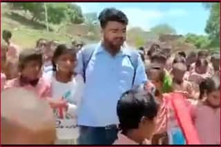 यूपी: स्कूल में टीचर का हुआ ट्रांसफर तो फूट-फूटकर रोने लगे बच्चे, सोशल मीडिया पर वायरल हो रहा वीडियो
