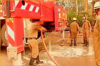 दिल्ली के जनकपुरी इलाके में लगी आग, 2 महिलाओं को बचाने में घायल हुए एक फायर फाइटर
