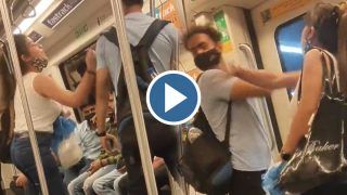 Delhi metro entertainment: मेट्रो में छोटी सी बात पर लड़ने लगे लड़का-लड़की, सोशल मीडिया पर जमकर कमेंट कर रहे लोग | Video