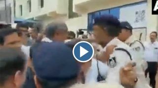 MP Panchayat Election: दिग्विजय सिंह ने पुलिसकर्मी की गिरेबां में हाथ डाला, शिवराज बोले ये उन्हें शोभा नहीं देता