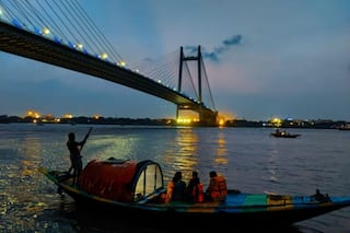 3 Locals Swept Away After High Tide in Hooghly Hits Nimtala Ghat in Kolkata, 2 Rescued