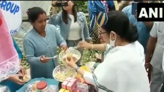 Viral Video: Mamata Banerjee Surprises Locals, Serves Panipuri to People at a Stall in Darjeeling | Watch