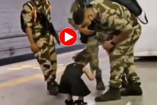 Viral Video Today: जवान को देख छोटी बच्ची ने छुए पैर तो भावुक हुए लोग, बोले- ये है वर्दी की असली कमाई ।देखिए