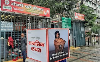 People of Indore Organise 'Cloth Donation' Drive For Ranveer Singh After Nude Photoshoot, Call It 'Mansik Kachra' | Watch