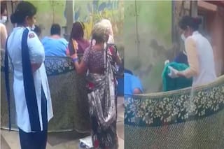 Labour Pain में तड़पती रही महिला, सफदरजंग अस्पताल में नहीं मिली जगह, सड़क पर दिया बच्चे को जन्म