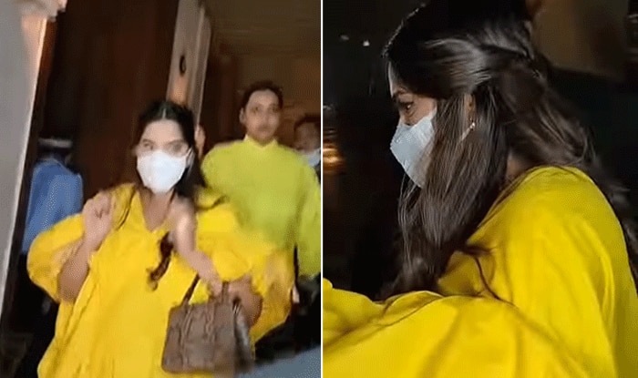 Sonam Kapoor Baby Bump: लंदन से डिलीवरी के लिए इंडिया पहुंची सोनम कपूर, एयरपोर्ट पर बेबी बंप संभालती नज़र आईं