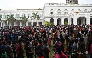 Sri Lanka Crisis: गोटाबाया की एयरपोर्ट पर हुई बड़ी बेइज्जती, राष्ट्रपति भवन के पास उमड़ा नाराज लोगों का हुजूम, देखें वीडियो