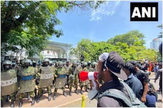 Sri Lanka Crisis: श्रीलंका में विद्रोह जारी, इमर्जेंसी के बाद हालात बेकाबू, आज ही इस्तीफा देंगे राष्ट्रपति राजपक्षे