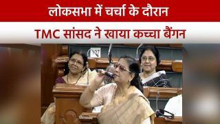 MP Kakoli Ghosh: मोदी सरकार के विरोध में TMC की महिला सांसद ने खाया कच्चा बैंगन, सभी सांसदों ने लगाए ठहाके | Watch Video