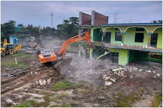 प्रशासन ने नहीं इस बार स्थानीय लोगों ने ही ढहा दिया मदरसा, चलती थी आतंक की पाठशाला! जानें पूरा मामला