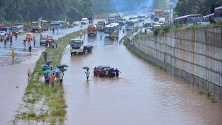 बेंगलुरु में भारी बारिश से ई-कॉमर्स कंपनियों को डिलिवरी में आ रही है दिक्कत