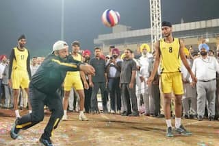 पंजाब के मुख्‍यमंत्री भगवंत मान वॉलीबॉल खेलते आए नजर, वायरल हुआ वीडियो
