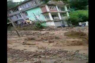 हिमाचल प्रदेश: चंबा के खंडवा में फटा बादल, कई सड़कें, पुल बंद, देखें वीडियो