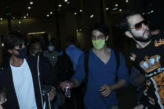 SRK Shrugs Off as Fan Holds His Hand at Airport, Internet Praises Aryan For Handling Situation Well - Watch Viral Video
