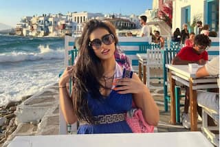 Nysa Devgan Gives Summer Vibes in Hot And Sexy Blue Top While Enjoying Sunset in Greece - PIC