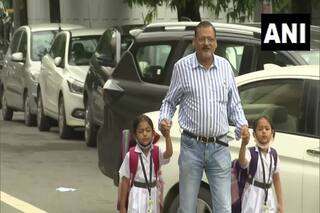 School Cab Strike: दिल्ली में प्राइवेट स्कूल कैब चालकों की हड़ताल के चलते पैरेंट्स परेशान, स्कूलों के बाहर दिखी भीड़