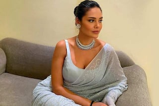 Esha Gupta ने फिर बढ़ाया सोशल मीडिया का तापमान, आपने देखी क्या 'सोनिया' की लेटेस्ट तस्वीरें