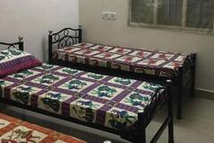 रात को चुपके से गर्ल्स हॉस्टल के बाथरूम में पहुंच गया लड़का, पकड़े जाने पर जो बताया हैरान हो जाएंगे