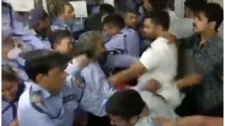 JNU में फिर हंगामा! स्कॉलरशिप मांगने गए छात्रों की गार्ड और स्टाफ ने की पिटाई, ABVP प्रेसिडेंट समेत कई घायल | VIDEO