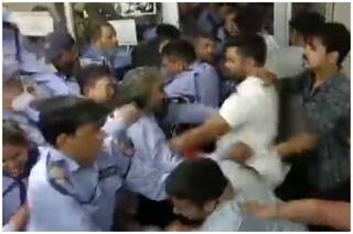 JNU में फिर हंगामा! स्कॉलरशिप मांगने गए छात्रों की गार्ड और स्टाफ ने की पिटाई, ABVP प्रेसिडेंट समेत कई घायल | VIDEO