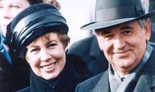 Mikhail Gorbachev: बिना रक्तपात के रोक दिया था शीतयुद्ध, शांति के लिए नोबेल पुरस्कार और पत्नी से बेइंतहा प्यार-ऐसे थे गोर्बाचेव