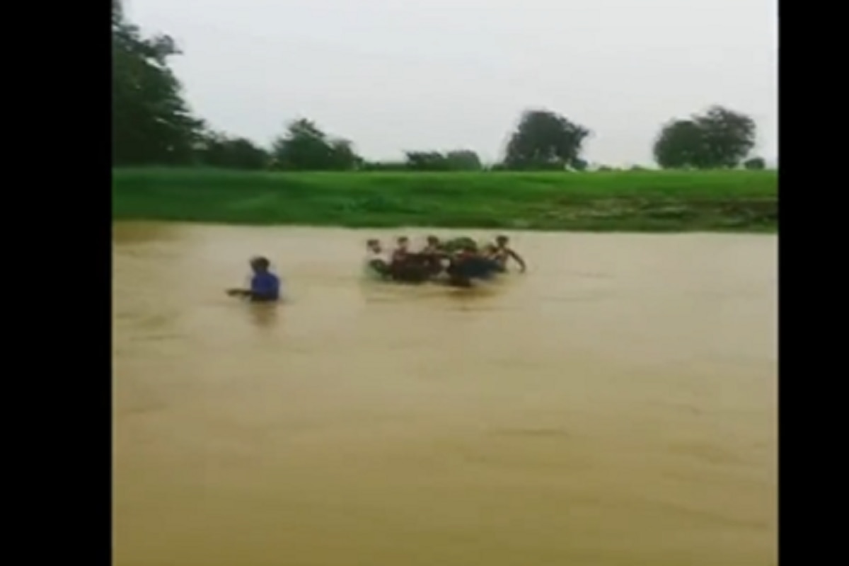 Video: Villagers Carry Pregnant Woman on Cot, Cross Swollen River To Take Her to Hospital In MP   s Betul District