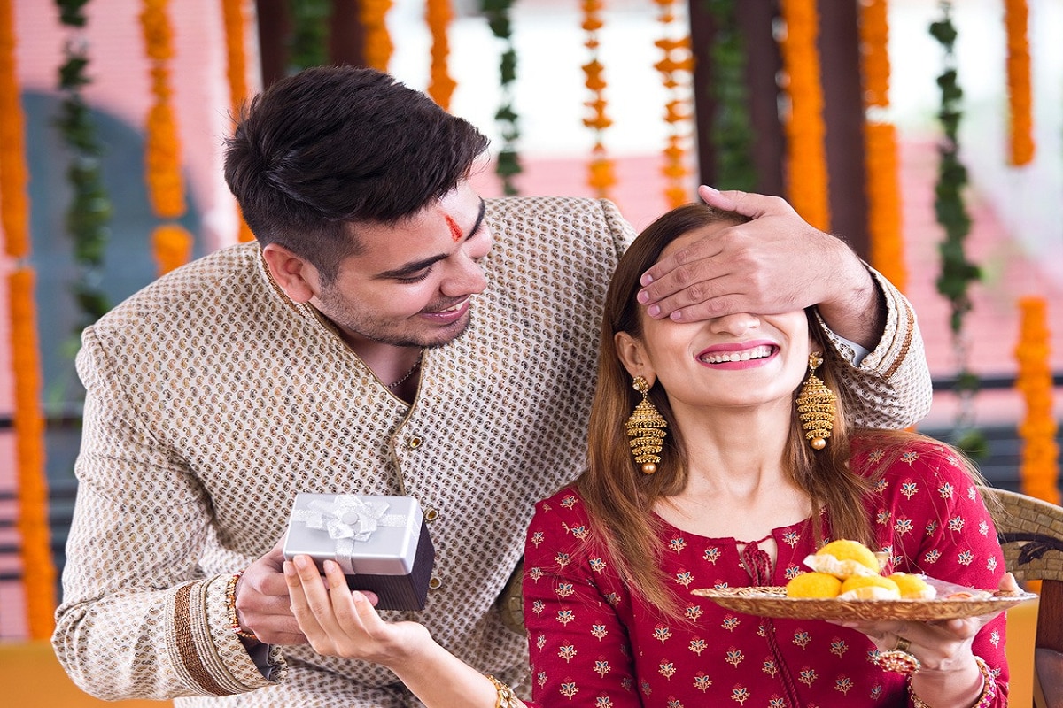 This Raksha Bandhan, Gift Your Sister Financial Freedom; Here Are Some Tips That You Can Consider