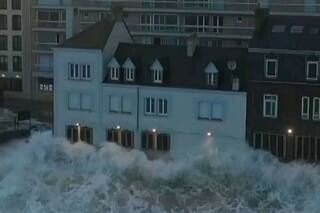 Viral Video Shows Scary High Tide That Touches Top of Buildings, Here's Why It Attracts Tourists