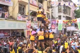 Janmashtami 2022: Govinda Girls Make Massive Pyramid For Dahi Handi Competition in Mumbai. Watch Video