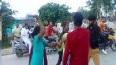 महिलाओं ने मजनू की चप्पलों से की जमकर धुनाई, दो युवकों को रोड पर दौड़ा-दौड़ाकर पीटा