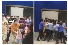 Ikea Shoppers in China Panic & Escape As Security Tries to Lock Down Store Due to COVID Risk | Watch