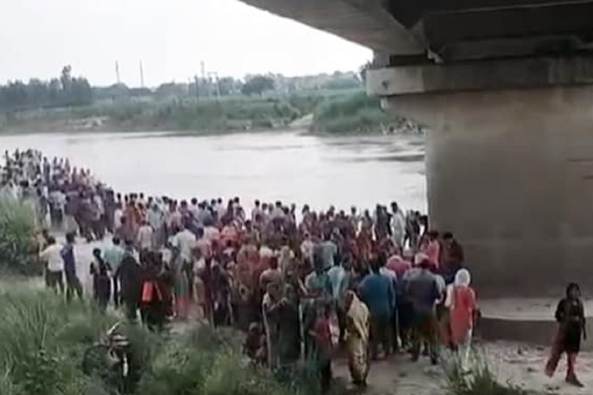 Tractor-Trolley Carrying Over 20 Farmers Falls Into River In UP   s Hardoi, Rescue Operation Begins