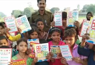 Kids Cry As UP 'Policewala Teacher' Transferred, Bid Him An Emotional Farewell