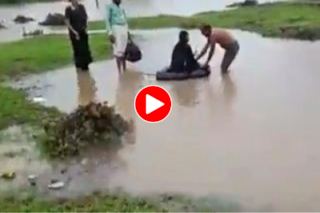 Viral Video: रबर ट्यूब से नदी पार करने पर मजबूर हुई गर्भवती महिला, नजारा देख हिल जाएंगे- देखें वीडियो