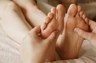 पैरों के तलवों पर लगाएं ये एक चीज, आएगी गहरी नींद और जोड़ों के दर्द से मिलेगी राहत