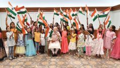रक्षाबंधन के लिए पहुंची बच्चियों को पीएम मोदी ने थमाया राष्ट्रध्वज, 'हर घर तिरंगा' का दिया संदेश