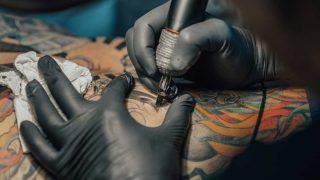 HIV वाला Tattoo: टैटू बनवाने के बाद 14 लोग हुए एचआईवी पॉजिटिव, सामने आई चौंकाने वाली हकीकत