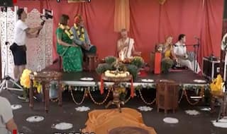 रूस में 40 साल साथ रहने के बाद एक जोड़े ने की अनोखी दूसरी शादी, लोगों को भी देखकर हुई हैरानी, देखें वीडियो