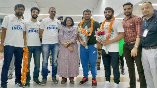 WATCH: स्वदेश लौटने पर राष्ट्रमंडल खेलों पर भारत के चैंपियन खिलाड़ियों का गर्मजोशी से स्वागत हुआ