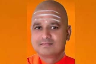 कर्नाटक: गुरु मादिवलेश्वर मठ के महंत बसवसिद्धलिंगा स्वामीजी का शव लटका मिला, सुसाइड नोट भी मिला