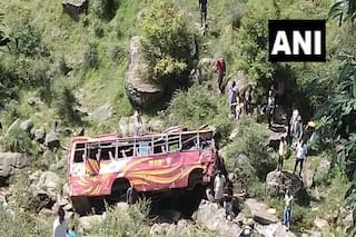 लद्दाख : 200 फुट गहरी खाई में गिरी बस, 6 लोगों की मौत; 22 यात्री घायल