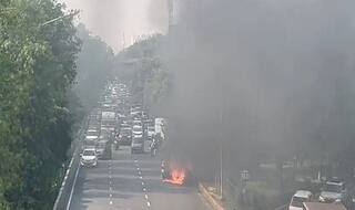 Video: Moving Car Catches Fire Near DND Flyway, Traffic Disrupted | WATCH