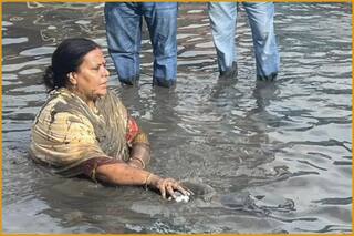 जब कीचड़ से भरे गड्ढे में बैठ गईं कांग्रेस विधायक दीपिका पांडेय, फिर उस पानी में नहाने भी लगीं, देखें VIDEO