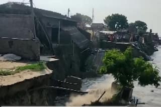 Video: Villagers    Houses Washed Away in Bihar's Bhagalpur Due to Unabated Erosion | Watch