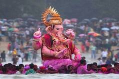 Mumbai Ganesh Visarjan 2022: Devotees In Large Nos Turn Up For Immersion of Lalbaugcha Raja Ganesh Idol