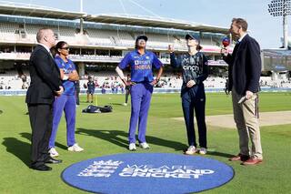 हरमनप्रीत कौर ने झूलन गोस्वामी को दिया सम्मान, आखिरी मैच में टॉस के लिए साथ लेकर पहुंचीं