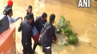 बेंगलुरु में भारी बारिश से हजारों घर जलमग्न, लगा लंबा जाम; रोड पर फंसे व्यक्ति को बचाया गया
