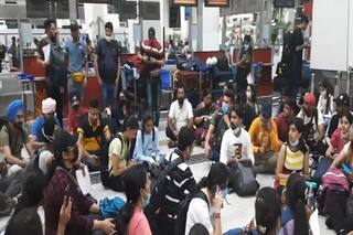 हजारों यात्रियों ने दिल्ली एयरपोर्ट पर क्यों कहा 'हमें न्याय चाहिए'? जानिये हंगामे की पूरी कहानी ।EXPLAINED