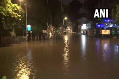Mumbai Weather: भारी बारिश से पानी-पानी हुई मुंबई, मौसम विभाग ने जारी किया येलो अलर्ट