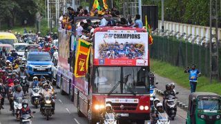 VIDEO: एशिया कप विजेता श्रीलंका टीम कोलंबो की सड़कों पर खुली बस में निकली बाहर, फैन्‍स ने किया स्‍वागत